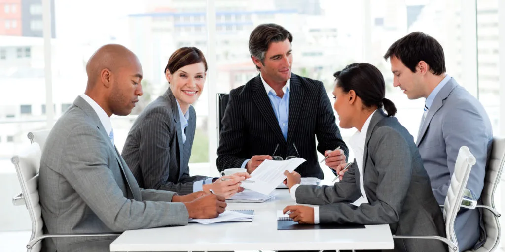 une équipe de professionnel en plein meeting