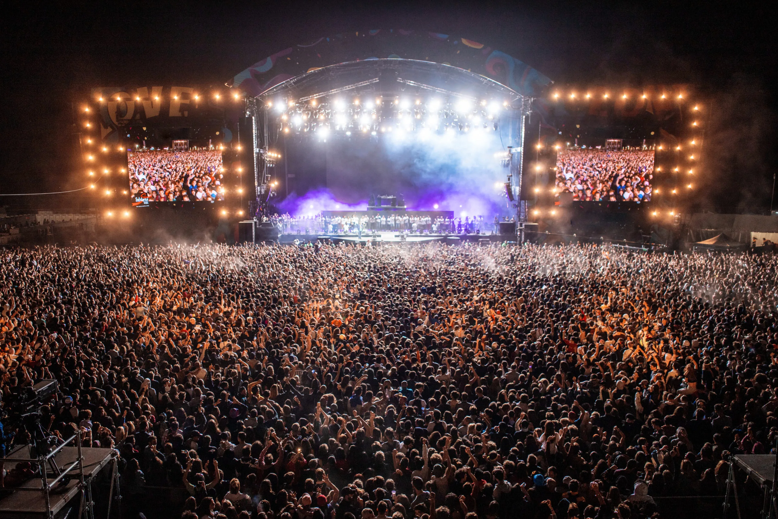Un énorme festival avec une foule en délire